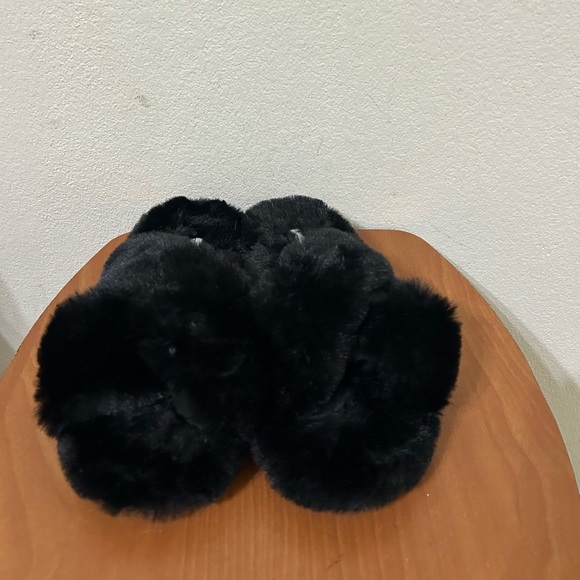 NEW Steve Madden Women's Faux Fur Criss Cross Slippers Black Size 7-8 Slip On - Picture 6 of 8